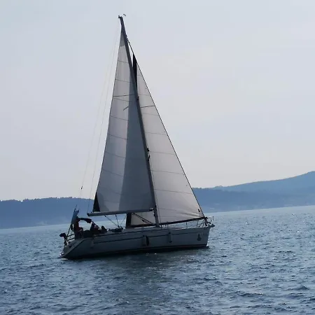 Botel Jedrilica Argo *